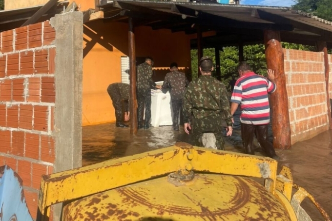 Militares do Exército auxiliam vítimas das enchentes em Coxim