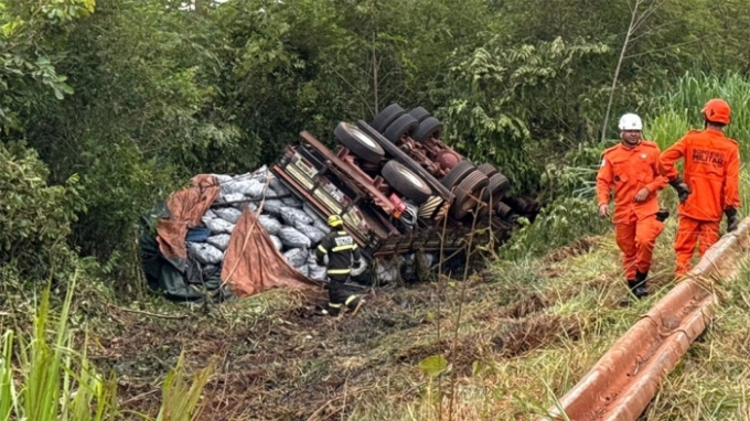 Polícia identifica motorista morto após caminhão carregado de carvão tombar na MS-040