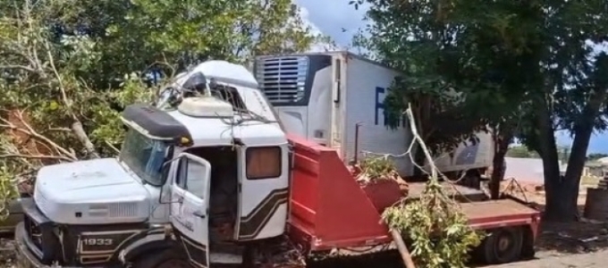 Carreta baú desgovernada causa acidente em Alto Araguaia MT