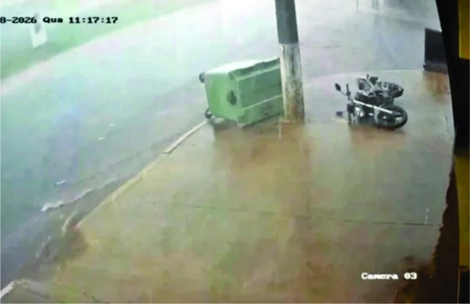 Rajada de vento derruba moto e arrasta contêineres durante temporal em São Gabriel do Oeste