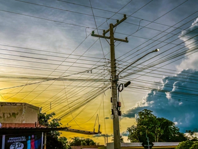 Alcinópolis Adota Medidas para Ordenar Infraestrutura em Postes de Energia e Internet