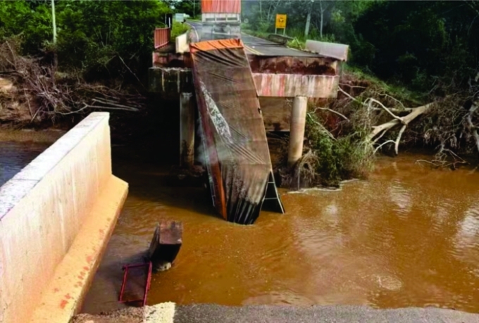 Ponte que desabou e deixou carreta pendurada estava com cabeceiras danificadas há 20 dias em Rio Negro