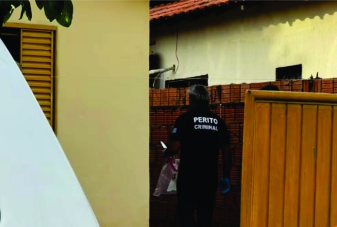 Pai e filho são detidos após mulher ser encontrada morta a facadas em casa