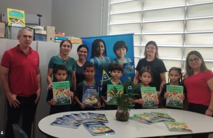 Figueirão faz entrega simbólica da Coletânea MS Alfabetiza