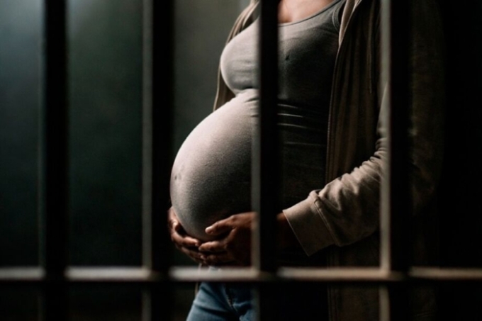 Grávida de 9 meses é confundida com criminosa e presa por engano