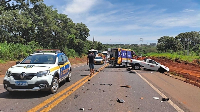 Carreta e carro batem de frente e causam congestionamento na BR-163