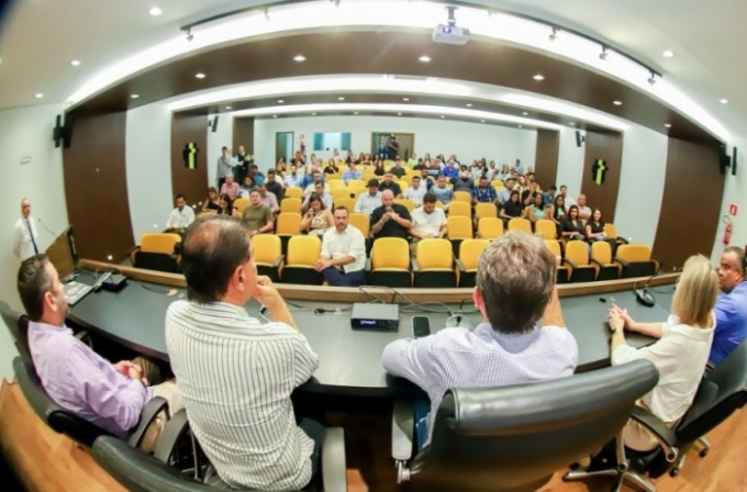 Prefeito e diretora de comunicação de Alcinópolis participam de treinamento