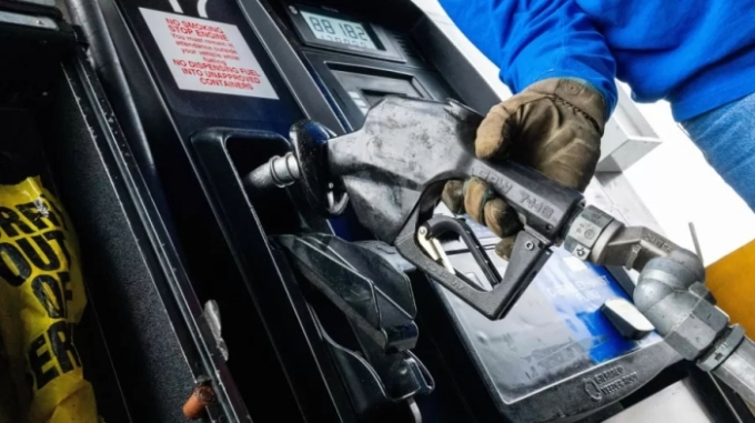 Petróleo cai após Trump dizer que guerra no Irã 'praticamente acabou'