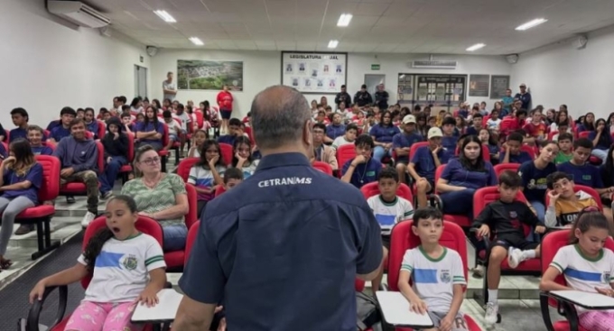 Palestra do CETRAN-MS orienta estudantes sobre uso seguro de ciclomotores e veículos elétricos em Alcinópolis