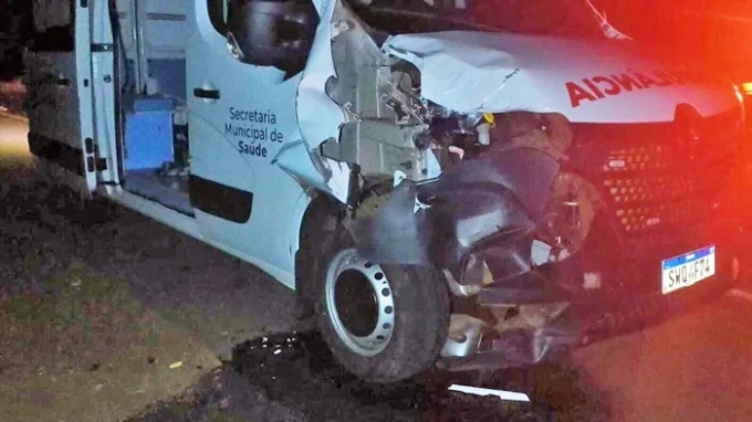 Mulher morre ao tentar atravessar rodovia e ser atropelada por ambulância