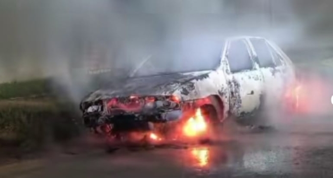Carro é destruído por incêndio na madrugada em Alto Taquari MT