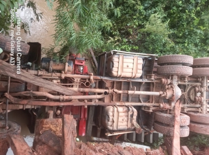 Caminhão cai de ponte na região do Jauru e deixa dois feridos em Coxim
