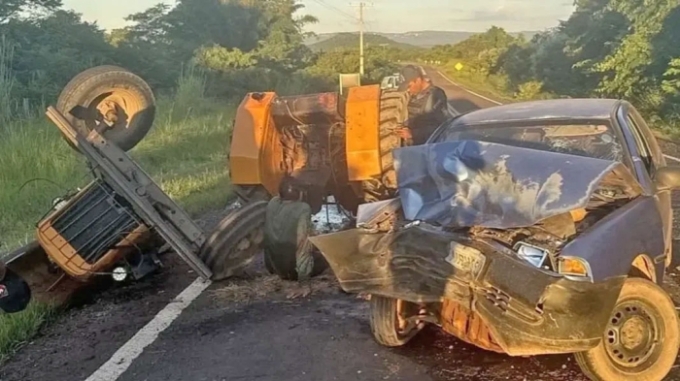 Colisão com carro deixa trator partido ao meio e quatro feridos na MS-080