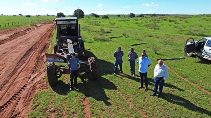 Prefeito Juvenal e secretário da Seinfra visitam obras de recuperação de estrada na zona rural de Figueirão