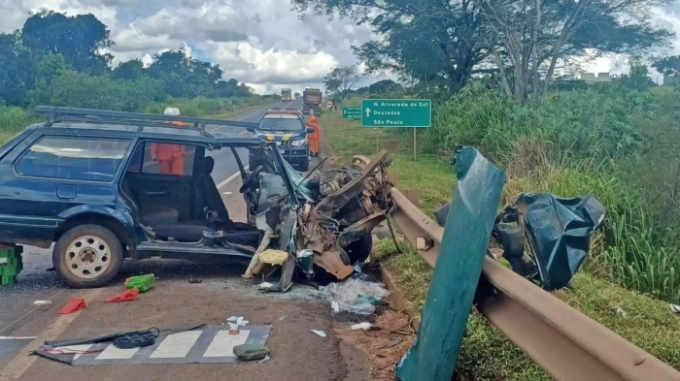 Capô abre e idoso bate carro de frente com caminhão na BR-163