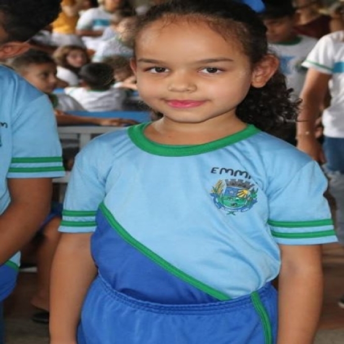 Alunos da REME recebem novos uniformes, em Alcinópolis