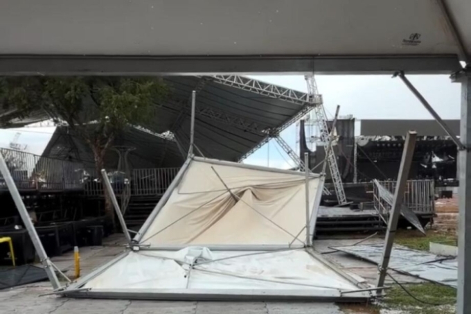 Chuva com vendaval derruba parte da estrutura na Expogrande