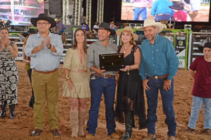 Deputada Mara Caseiro recebe título de cidadã alcinopolense