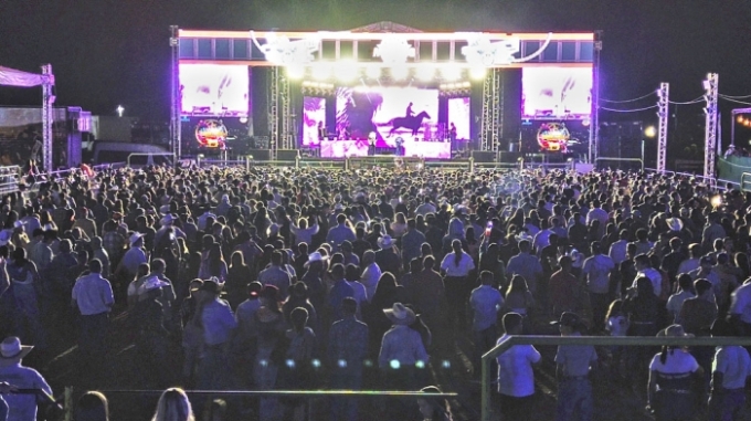 Show de Rionegro & Solimões atrai 3 mil pessoas, em Alcinópolis