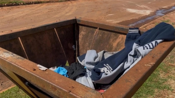 Recém-nascido encontrado em lixeira em MS era menino e estava enrolado em casaco