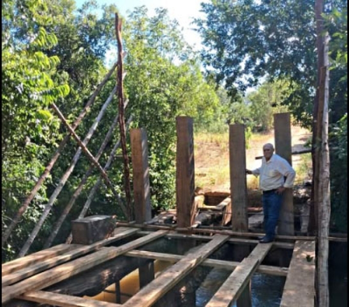 Prefeito de Figueirão acompanha manutenção de ponte na região da “Pontinha do Cocho”