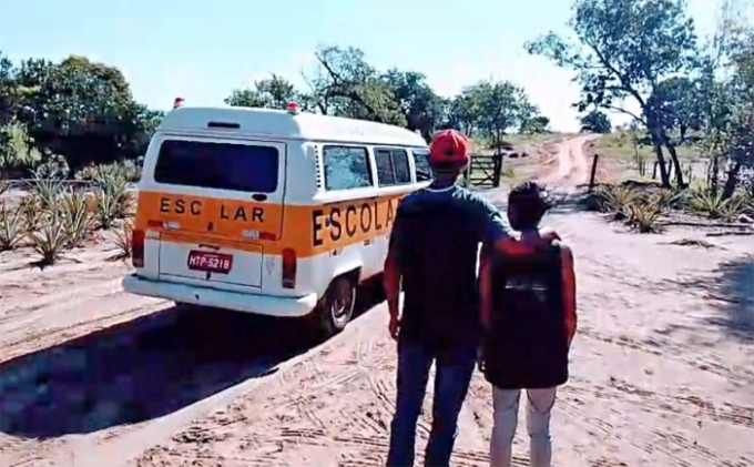 Pela primeira vez transporte escolar busca aluna em fazenda da região do Grilo, em Figueirão