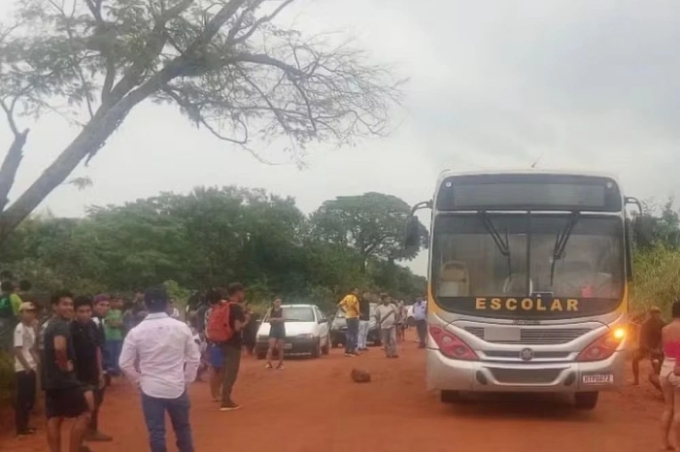 Criança indígena morre atropelada por ônibus após descer de transporte escolar em Caarapó