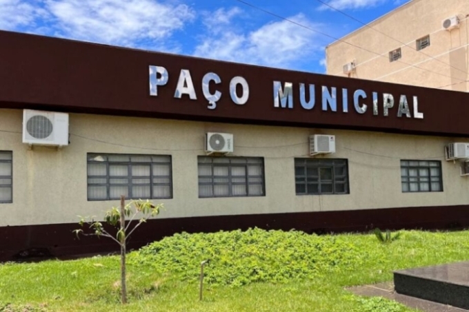Esposa de secretário estadual fatura R$ 140 mil de prefeituras atendidas pelo marido
