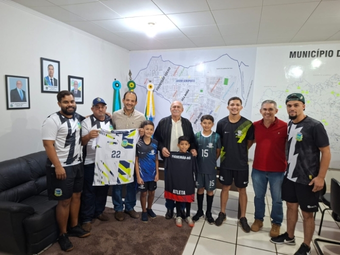 Prefeito Juvenal entrega novos uniformes aos Atletas de futsal do município