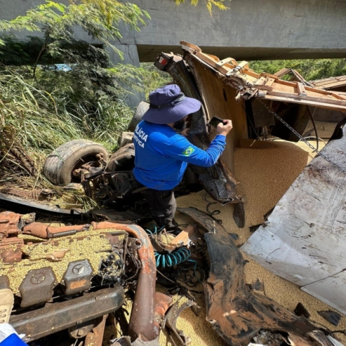 Caminhoneiro morre após saída de pista e queda de veículo de ponte na BR-364, em Mineiros GO
