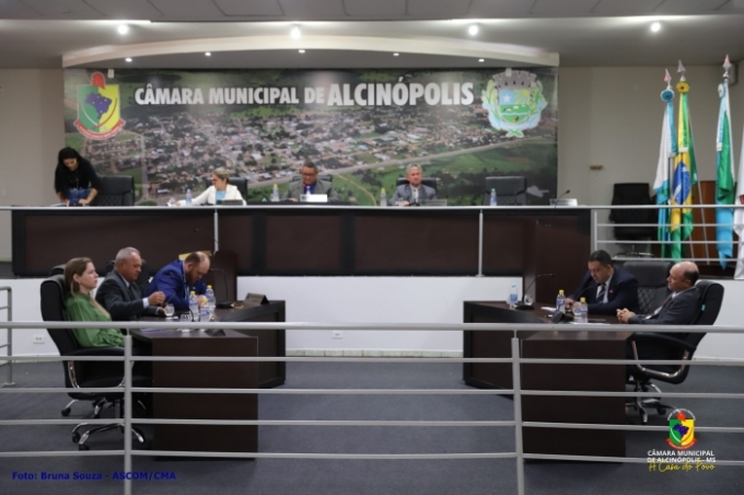 Câmara Municipal realiza entrega de Moção de Aplausos e apresenta novos projetos durante a sessão