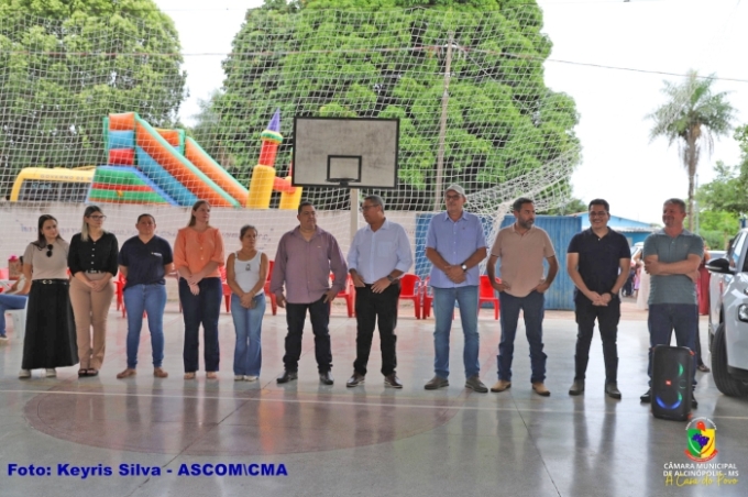 Vereadores prestigiam entrega de playground, academia e veículo provenientes de emendas parlamentares