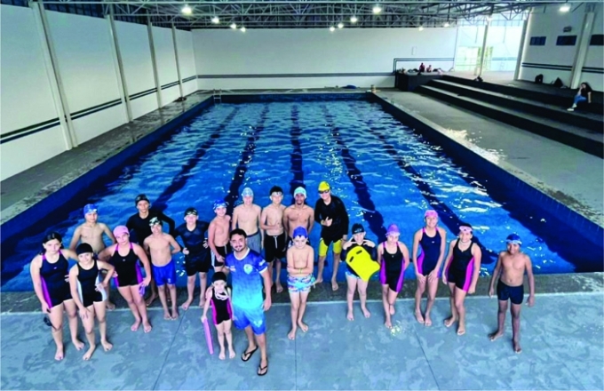 Piscina semiolímpica do C.A.C.A atende mais de 200 crianças e fortalece esporte em Alcinópolis