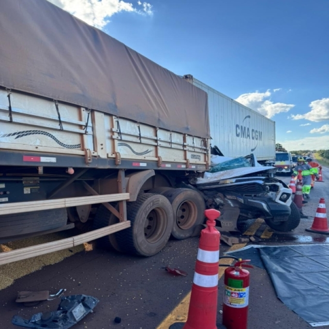 Casal morre após caminhonete ser prensada por carreta em trecho de pare e siga na BR-163