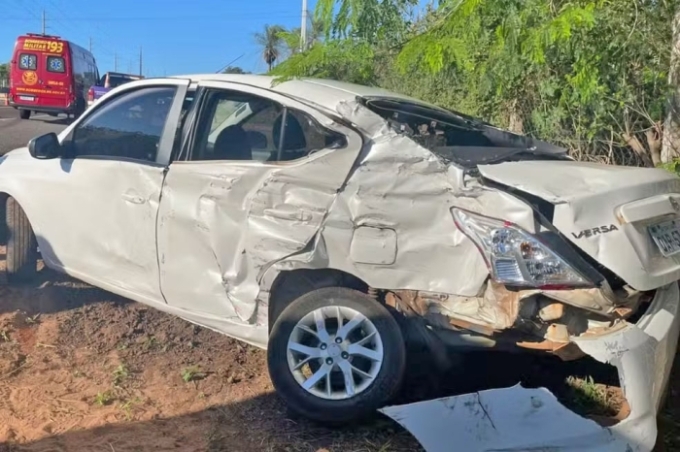 Mulher tem traumatismo craniano após acidente entre carro e caminhão na BR-163