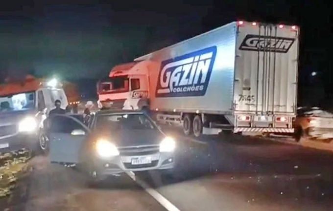 Ambulância de São Gabriel do Oeste se envolve em acidente com carreta e carro na BR-163; 12 pessoas saíram ilesas
