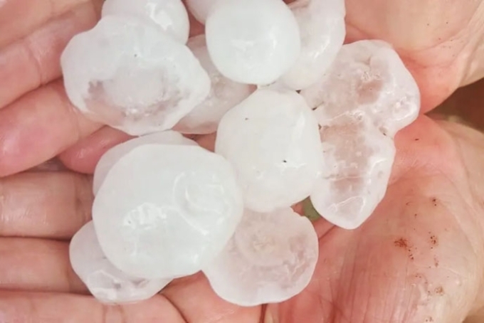 Chuva de granizo impressiona e assusta moradores da zona rural de Paraíso das Águas