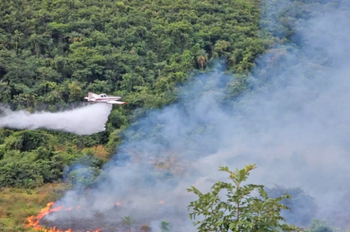 Bombeiros fazem queima prescrita em treinamento no Parque do Rio Taquari