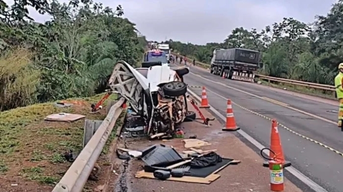Fiorino capota na BR-163 e motorista fica preso às ferragens em Rio Verde de Mato Grosso