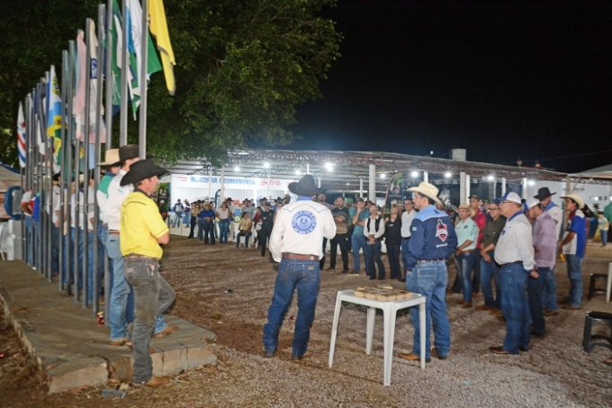 Clube do Laço homenageia prefeito, vice e vereadores com fivelas personalizadas em Figueirão
