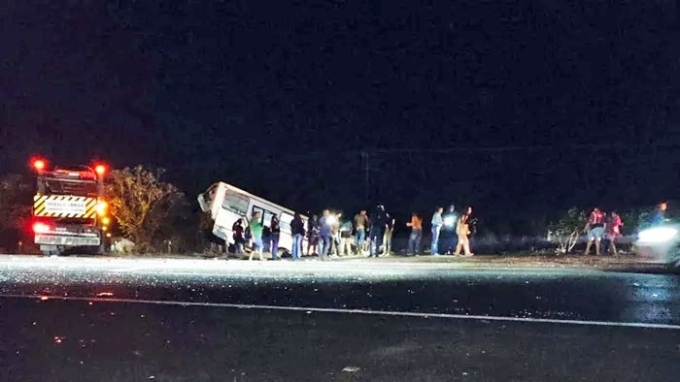Acidente entre ônibus lotado de trabalhadores e carreta deixa ao menos quatro feridos graves na BR-163