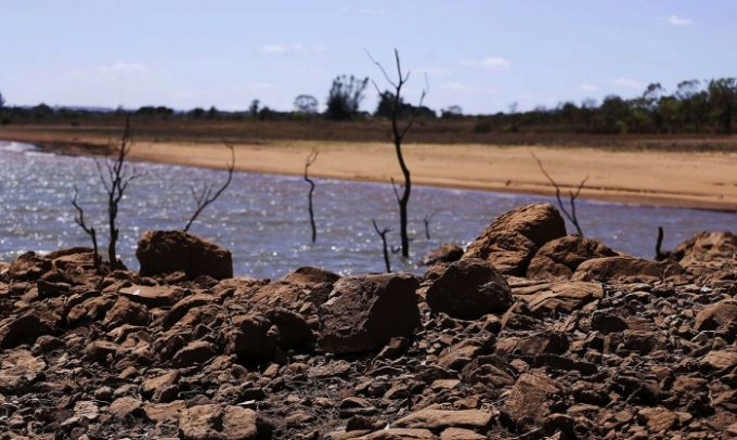 Estiagem causa prejuízos à agricultura e ameaça o abastecimento.