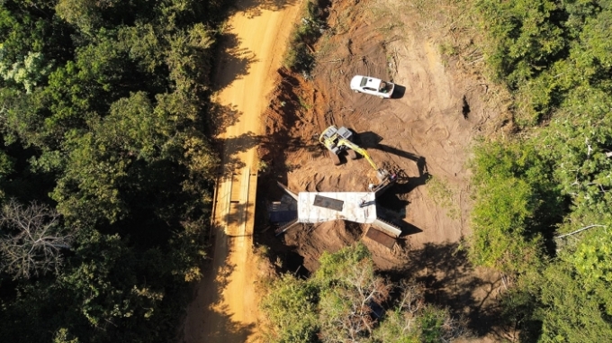 Prefeitura de Alcinópolis substitui pontes de madeira por estruturas de aduelas e fortalece logística da safra de milho