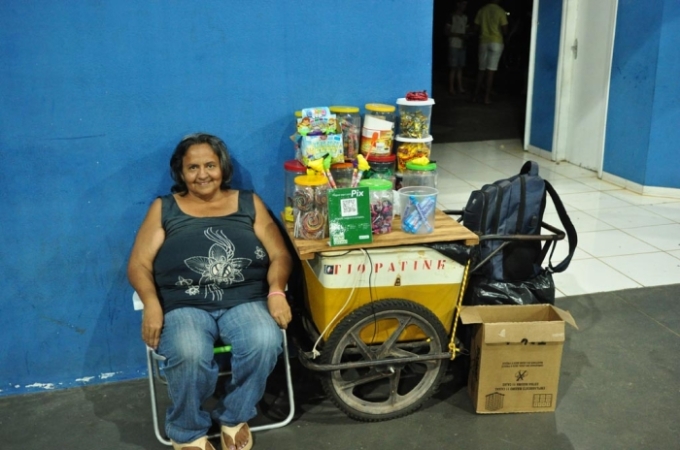 Vendendo picolé e juntando latinhas, dona Fátima conquistou a casa própria e virou símbolo de trabalho em Figueirão