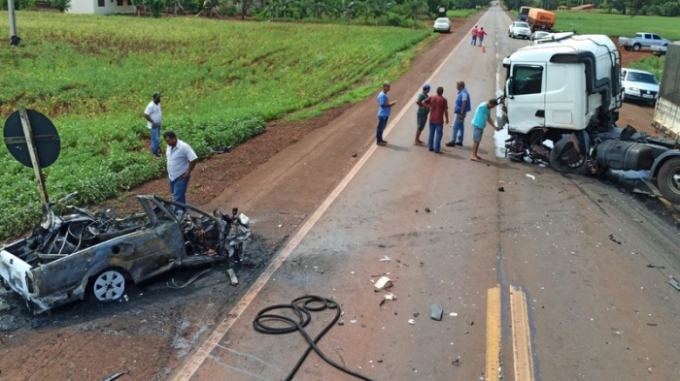 Motorista morre carbonizado após colidir contra carreta na BR-163