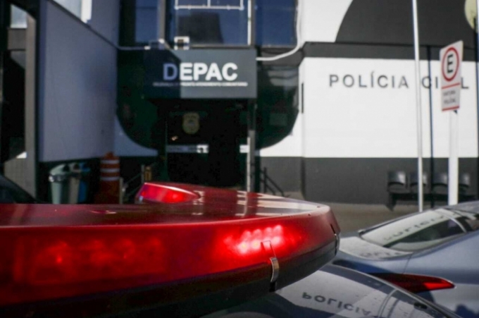 Ao parar para oferecer ajuda, motorista é feito refém e tem picape roubada Ao parar para oferecer ajuda, motorista é feito refém e tem picape roubada