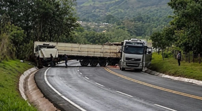 Carreta perde tração na subida, desce de ré e provoca colisão na BR-060, em Camapuã