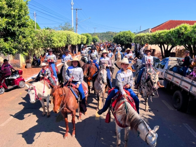Comitiva Entre Amigos de Figueirão participa da tradicional Cavalgada dos 72 anos de Cassilândia