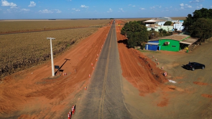 Trecho da BR-359 recebe obras para implantação de acostamento e exige atenção dos motoristas
