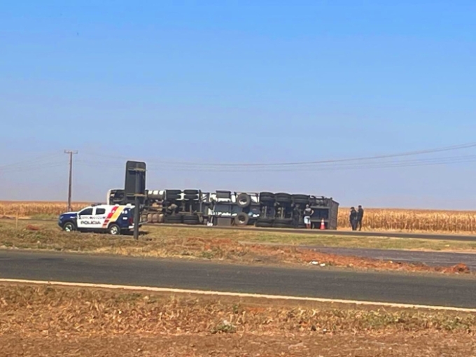 URGENTE: Carreta tomba na rotatória da MS-306, na região das Três Divisas